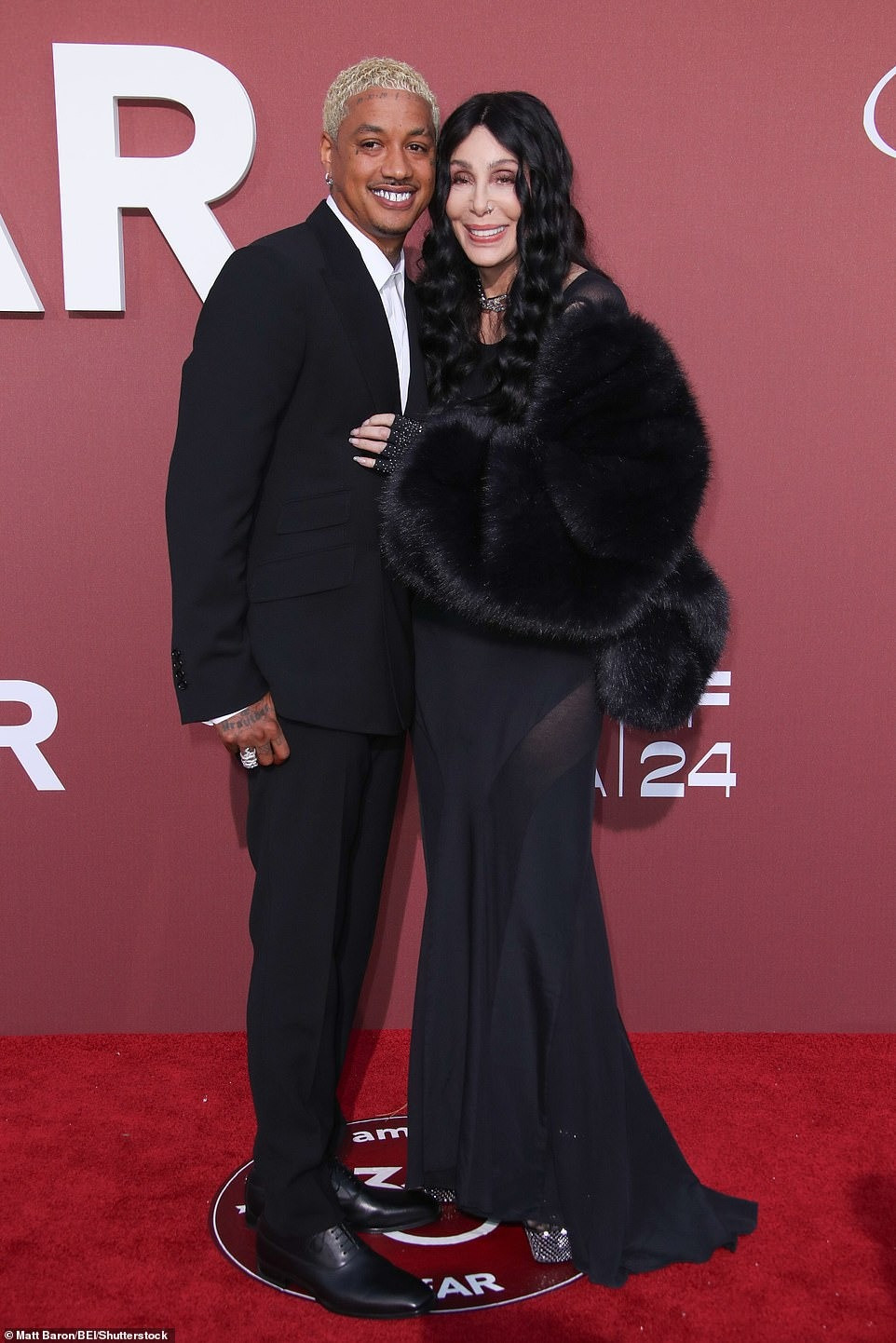 Danh ca Cher cùng tình trẻ kém 40 tuổi Alexander Edwards diện trang phục đen sang trọng, lịch sự. Ảnh: Shutterstock.