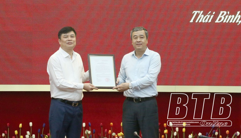 Đồng chí Ngô Đông Hải - Ủy viên Ban Chấp hành Trung ương Đảng, Bí thư Tỉnh ủy Thái Bình trao quyết định của Thủ tướng Chính phủ cho đồng chí Phạm Văn Nghiêm. Ảnh: Báo Thái Bình Đồng chí Ngô Đông Hải - Ủy viên Ban Chấp hành Trung ương Đảng, Bí thư Tỉnh ủy Thái Bình trao quyết định của Thủ tướng Chính phủ cho đồng chí Phạm Văn Nghiêm. Ảnh: Báo Thái Bình