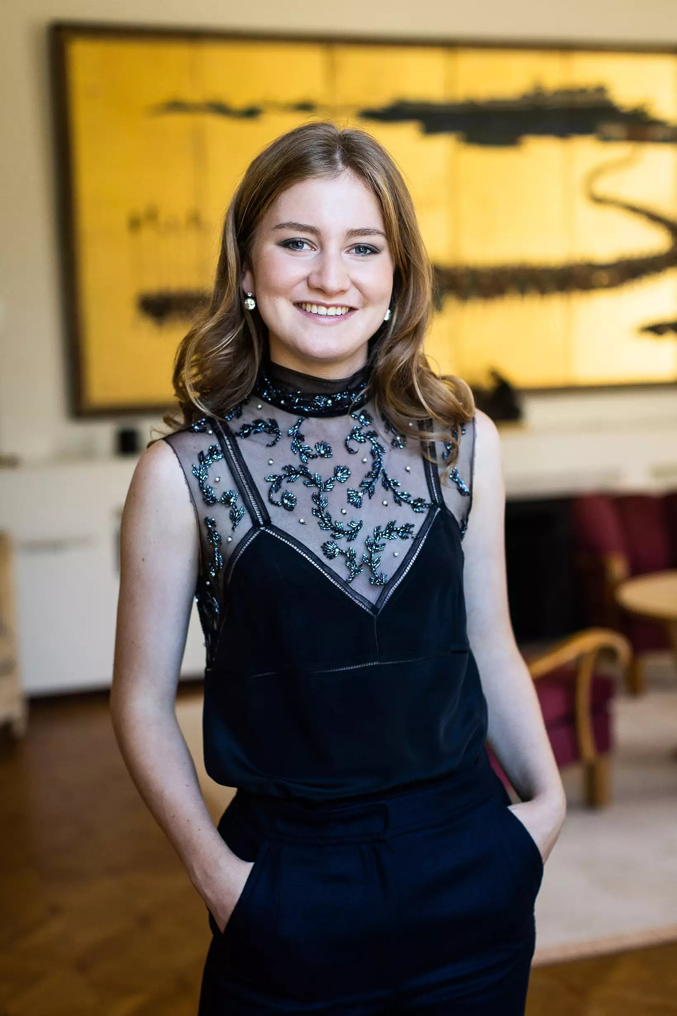 Dù nhan sắc không quá nổi bật, Elisabeth vẫn được khen là ưa nhìn, dễ gây thiện cảm với người đối diện bởi nụ cười thân thiện và rạng rỡ. Bên cạnh đó, sinh ra trong gia đình hoàng gia giúp Công chúa Bỉ có được khí chất nhã nhặn, cao quý.