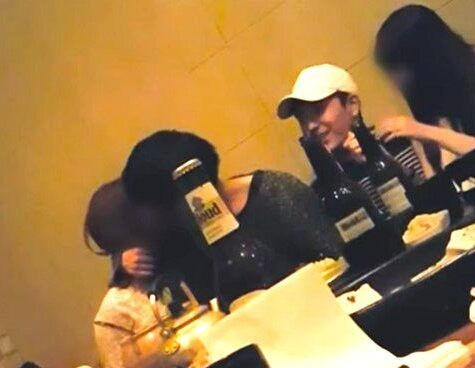 Burning Sun phơi bày bộ mặt nhơ nhuốc của những thần tượng Kpop được hàng vạn người ngưỡng mộ. Burning Sun phơi bày bộ mặt nhơ nhuốc của những thần tượng Kpop được hàng vạn người ngưỡng mộ.