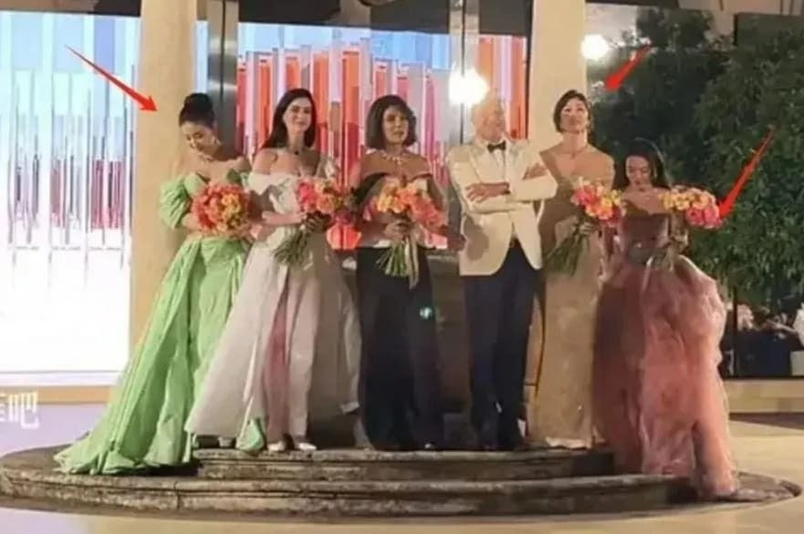 Hikari Mori còn cướp vị trí chụp ảnh của Thư Kỳ. Hikari Mori còn cướp vị trí chụp ảnh của Thư Kỳ.