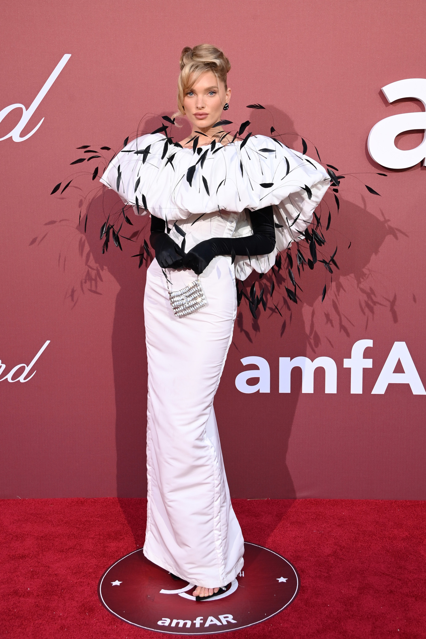 Hai thiên thần nội y Elsa Hosk (trái) và Barbara Palvin mang đến những rung cảm khác nhau. Một người thanh lịch, kín đáo với trang phục Nina Ricci. Người còn lại như nữ thần trong chiếc váy của Vivienne Westwood. Ảnh: Getty Images.