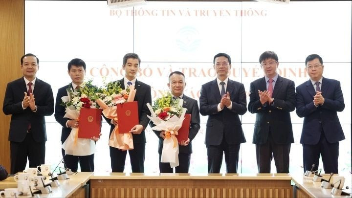 Lãnh đạo Bộ TT&amp;TT chúc mừng các cán bộ được trao quyết định. Ảnh: Viettimes.