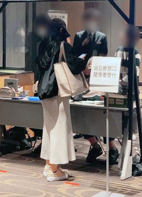 Sumire và Yokoyama You bị bắt gặp rời khách sạn cùng thời điểm. Sumire và Yokoyama You bị bắt gặp rời khách sạn cùng thời điểm.