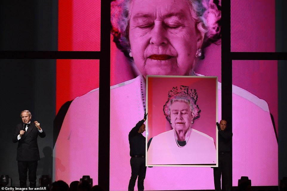 Một tác phẩm khác từ cuộc đấu giá là bức chân dung cố Nữ hoàng Elizabeth II. Ảnh: Getty Images.