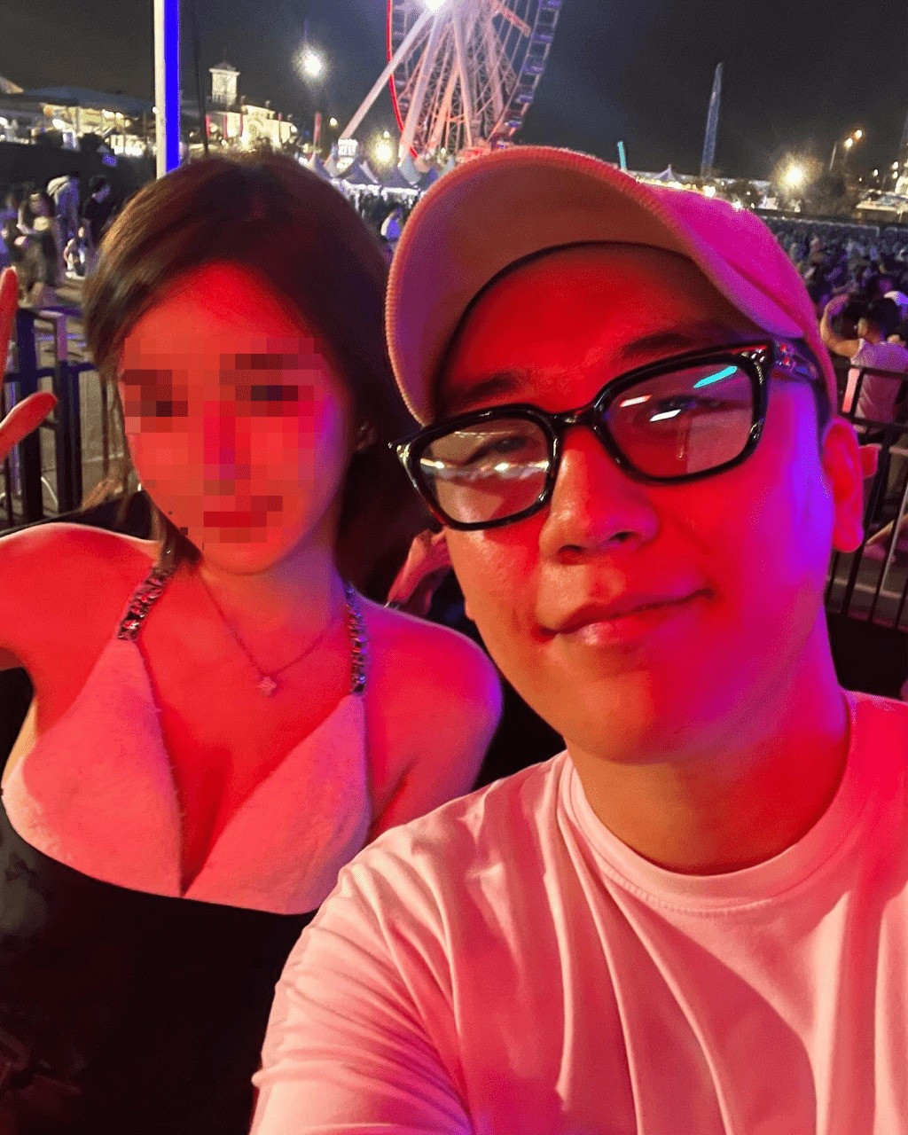 Một fan nữ gợi cảm khác cũng đăng ảnh chụp với Seungri tại lễ hội âm nhạc vào tháng 4. Một fan nữ gợi cảm khác cũng đăng ảnh chụp với Seungri tại lễ hội âm nhạc vào tháng 4.