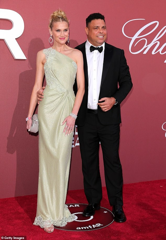 Huyền thoại bóng đá Brazil Ronaldo nhận được sự chú ý lớn khi sánh đôi cùng vợ Celina Locks tại sự kiện. Ảnh: Getty Images/Shutterstock.