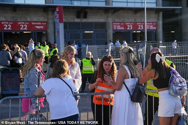 Người hâm mộ xếp hàng giữa nắng nóng để được vào địa điểm tổ chức show diễn của Taylor Swift. Người hâm mộ xếp hàng giữa nắng nóng để được vào địa điểm tổ chức show diễn của Taylor Swift.