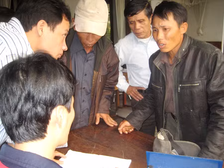 Những người nhà nạn nhân đang chờ đợi hy vọng có thể sớm đưa thi thể người nhà về quê mai táng