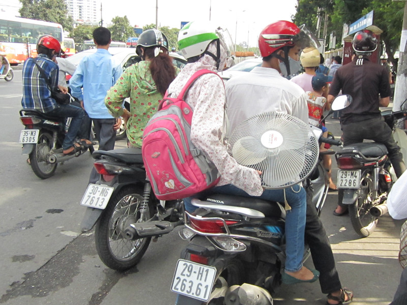 Quạt, máy tính cũng được các sĩ tử mang theo lên tận Hà Nội