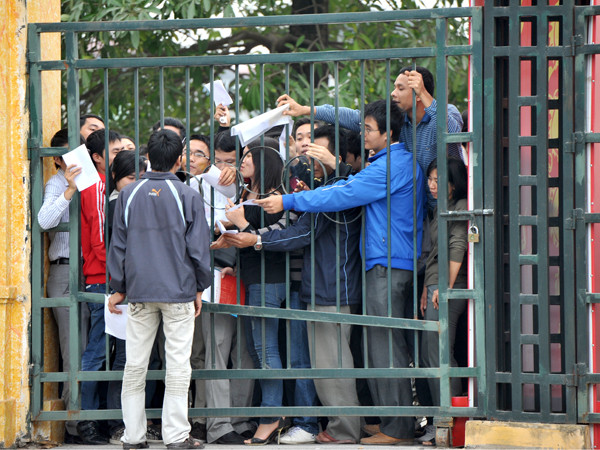 Chen nhau gửi công văn đăng ký mua vé