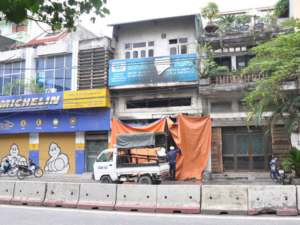 Ngôi nhà bị cháy đang được cơ quan chức năng phong tỏa để điều tra