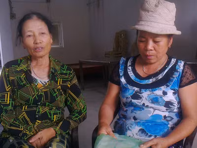 Hai trong số hàng trăm nạn nhân tố bị bà Vững chiếm đoạt tiền