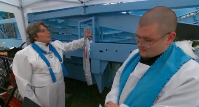 Cô Linda Ducharme tại lễ cưới với “chồng” là chiếc đu quay. Cô Linda Ducharme tại lễ cưới với “chồng” là chiếc đu quay