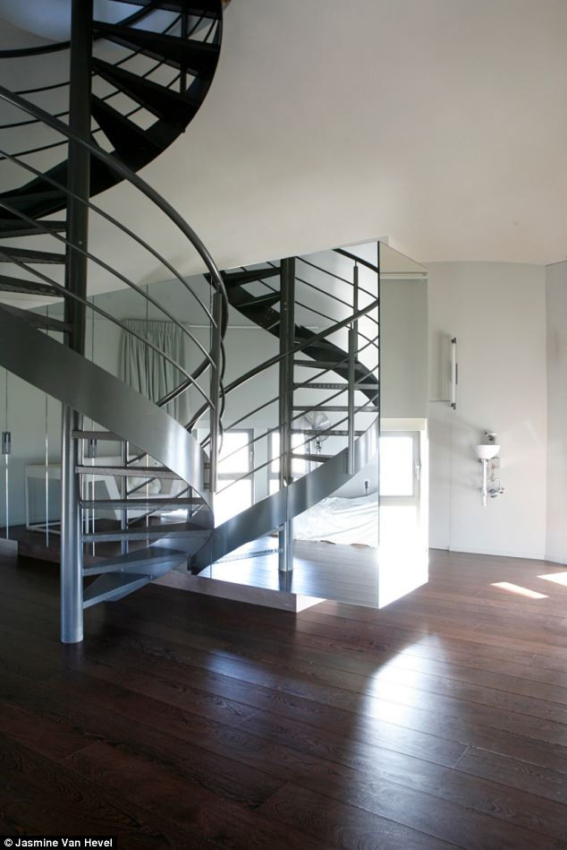 Toàn bộ sàn của ngôi biệt thự được lát gỗ. Toàn bộ sàn của ngôi biệt thự được lát gỗ