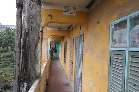 Hầu hết các khu chung cư cũ của Hà Nội đang bị xuống cấp. Tuy nhiên đây vẫn là tài sản lớn nên chính quyền muốn cải tạo cũng không dễ khi phần nhiều các khu chung cư cũ nằm trong diện cải tạo thì người dân đều không đồng tình