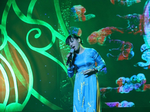 Nữ ca sĩ Tân Phương