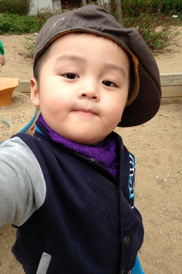 Tommy tự tin tạo dáng như người lớn