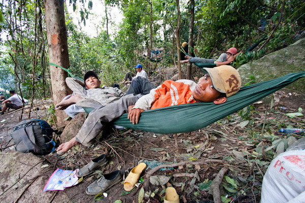 Hai thanh niên quê Vạn Thắng, Vạn Ninh nằm nghỉ trưa trước khi tiếp tục đào trầm