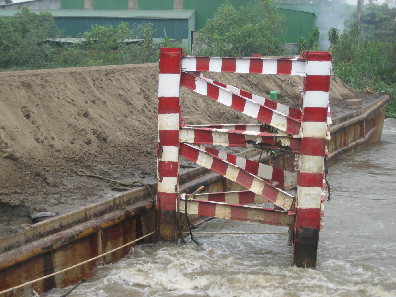Hàng ngàn tấn cát phía trên làm hai trụ chống có nguy cơ bị gãy đổ