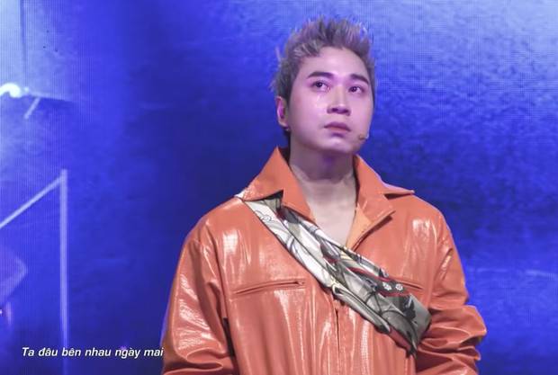 Karik rơi nước mắt khi lắng nghe phần thể hiện của Tez. Karik rơi nước mắt khi lắng nghe phần thể hiện của Tez.