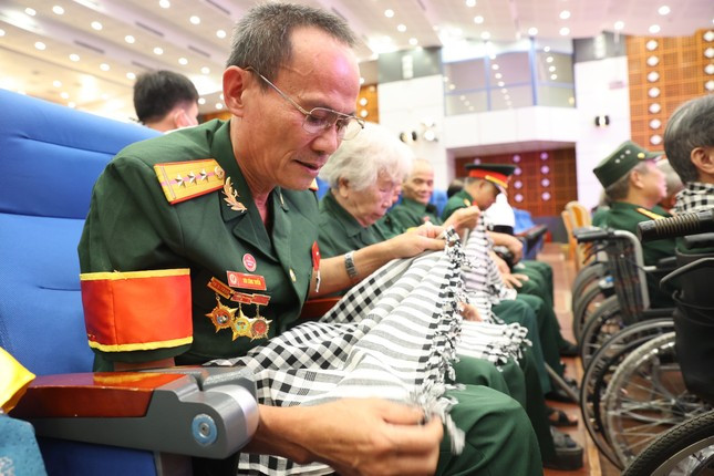 Các cô chú thương binh tham dự chương trình giao lưu nghệ thuật mang tên “Ánh lửa từ trái tim” lần thứ hai - năm 2023.