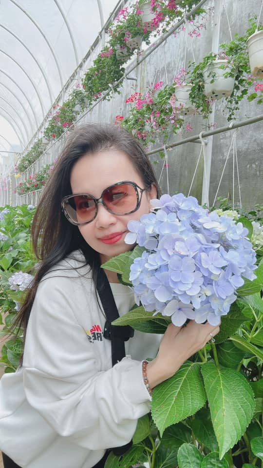 Cẩm Ly thường khoe những khoảnh khắc cô cắm hoa, nấu ăn, đi du lịch và trang trí nhà cửa.