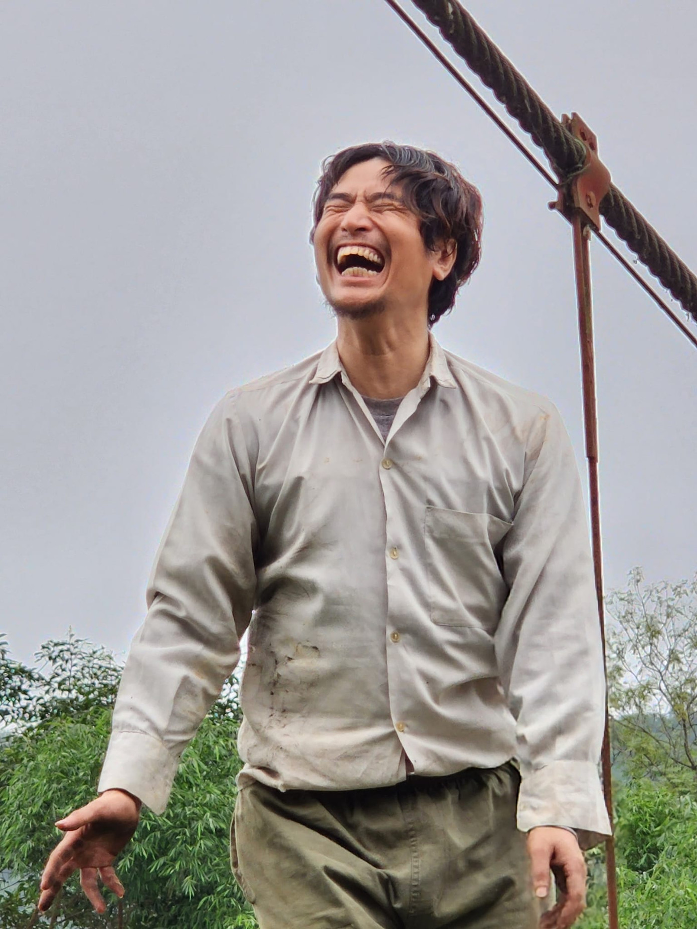 Tạo hình của đạo diễn Mai Long trong phim Chạm vào hạnh phúc.