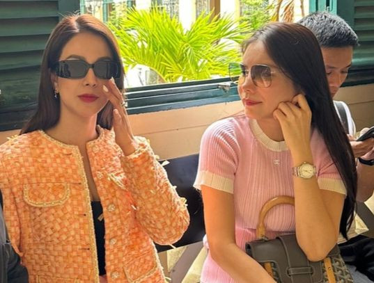 Diệp Lâm Anh và bạn thân Kiwi Ngô Mai Trang tại phiên tòa chiều 25/9.