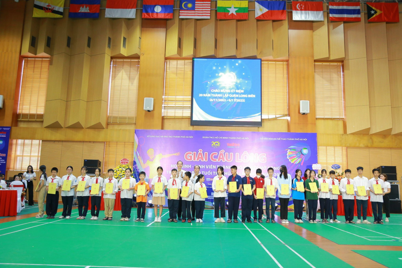 Ban Tổ chức trao tặng học bổng tới 25 em học sinh có hoàn cảnh khó khăn của quận Long Biên.