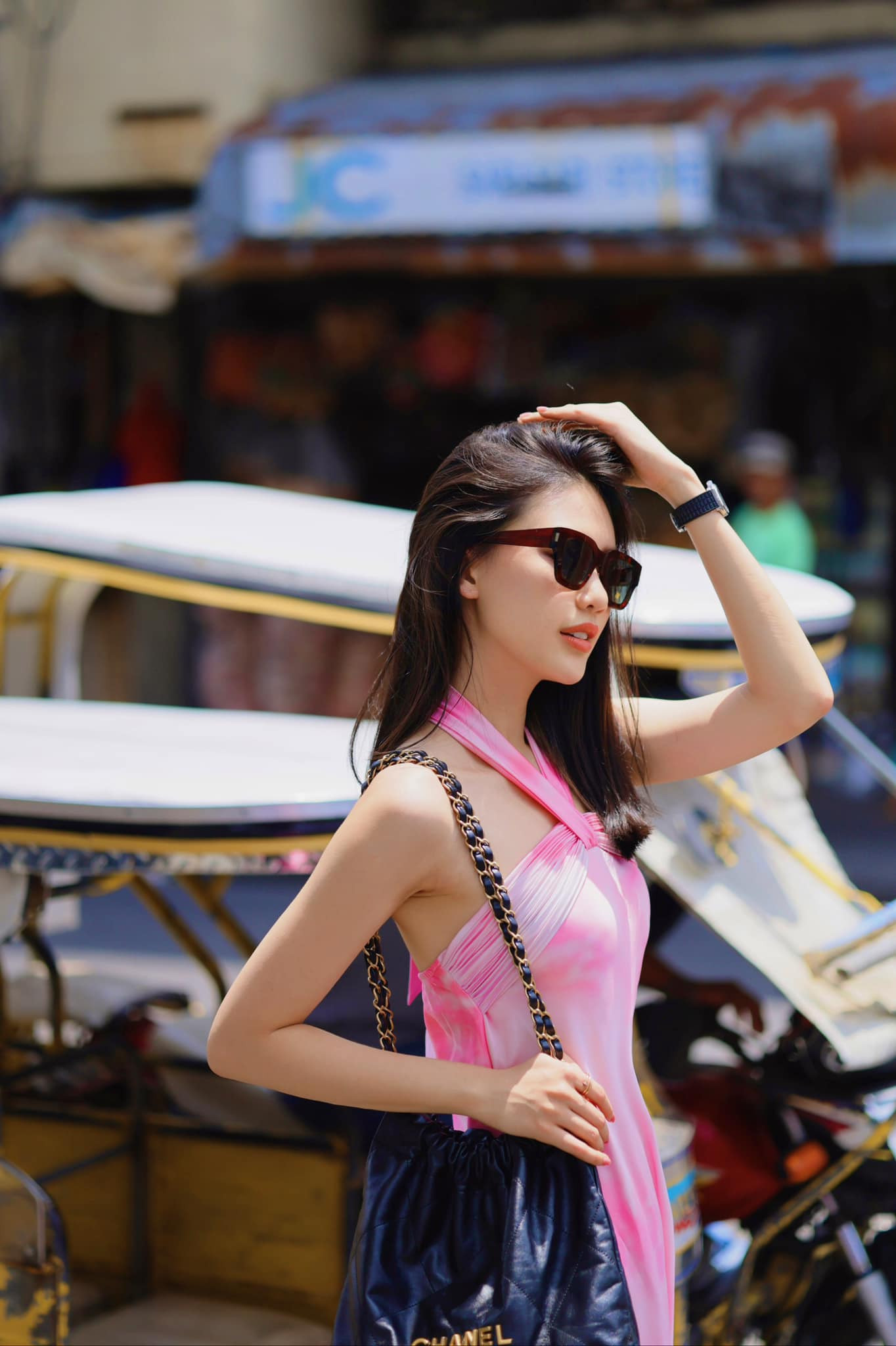 Ngoài làm mẫu, cô còn kinh doanh tại TP.HCM. Trở lại Miss Universe Vietnam 2023, Bùi Quỳnh Hoa mong muốn cho mọi người thấy một phiên bản tốt hơn của mình. Ngoài làm mẫu, cô còn kinh doanh tại TP.HCM. Trở lại Miss Universe Vietnam 2023, Bùi Quỳnh Hoa mong muốn cho mọi người thấy một phiên bản tốt hơn của mình.