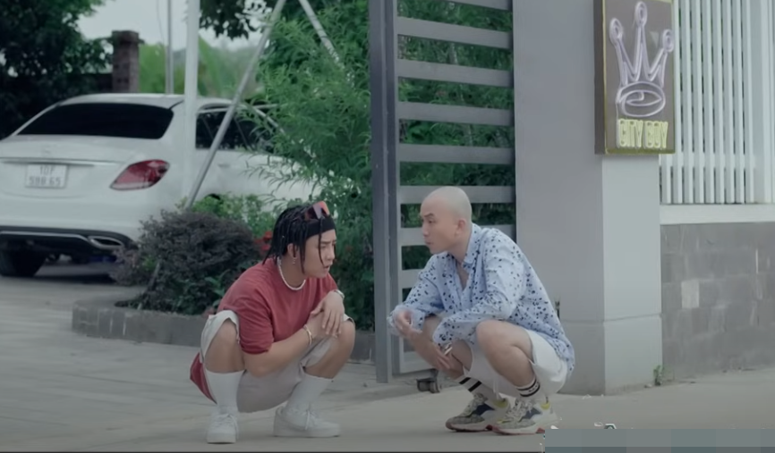 Tạo hình và diễn xuất ấn tượng của Đỗ Duy Nam trong phim Biệt dược đen. Ảnh: Chụp màn hình.