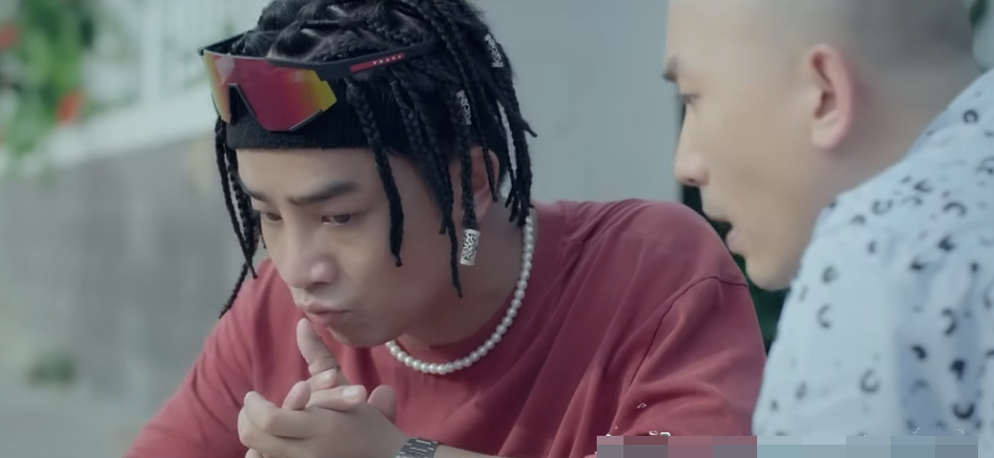 Tạo hình và diễn xuất ấn tượng của Đỗ Duy Nam trong phim Biệt dược đen. Ảnh: Chụp màn hình.