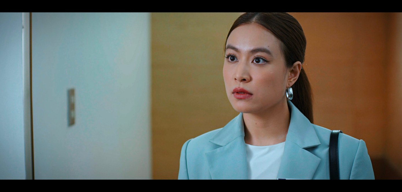 Hoàng Thùy Linh bị chê diễn xuất nhạt nhòa khi vào vai chính trong phim.