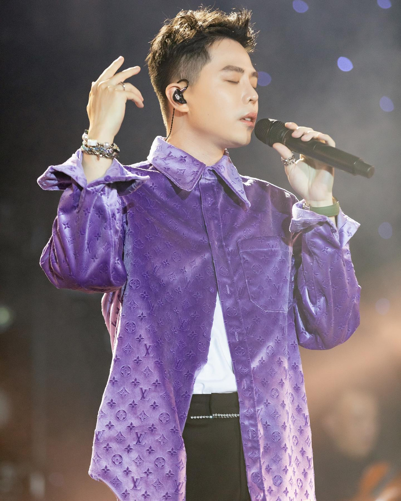 Trịnh Thăng Bình từng gây tranh cãi vì hát live yếu, phát âm khó nghe.