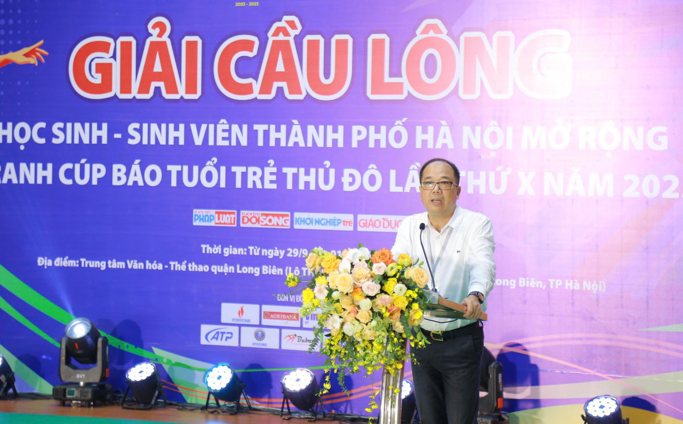 Ông Nguyễn Mạnh Hưng - Tổng Biên tập báo Tuổi trẻ Thủ đô, Trưởng Ban tổ chức giải tặng cờ lưu niệm tới các vận động viên.