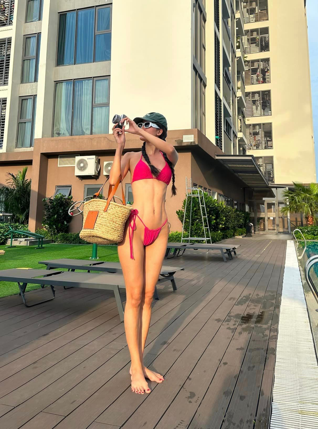 Trong những khoảnh khắc đời thường, Hương Ly chuộng phong cách gợi cảm. Cô diện bikini siêu nhỏ khoe đường cong nóng bỏng. Trong những khoảnh khắc đời thường, Hương Ly chuộng phong cách gợi cảm. Cô diện bikini siêu nhỏ khoe đường cong nóng bỏng.