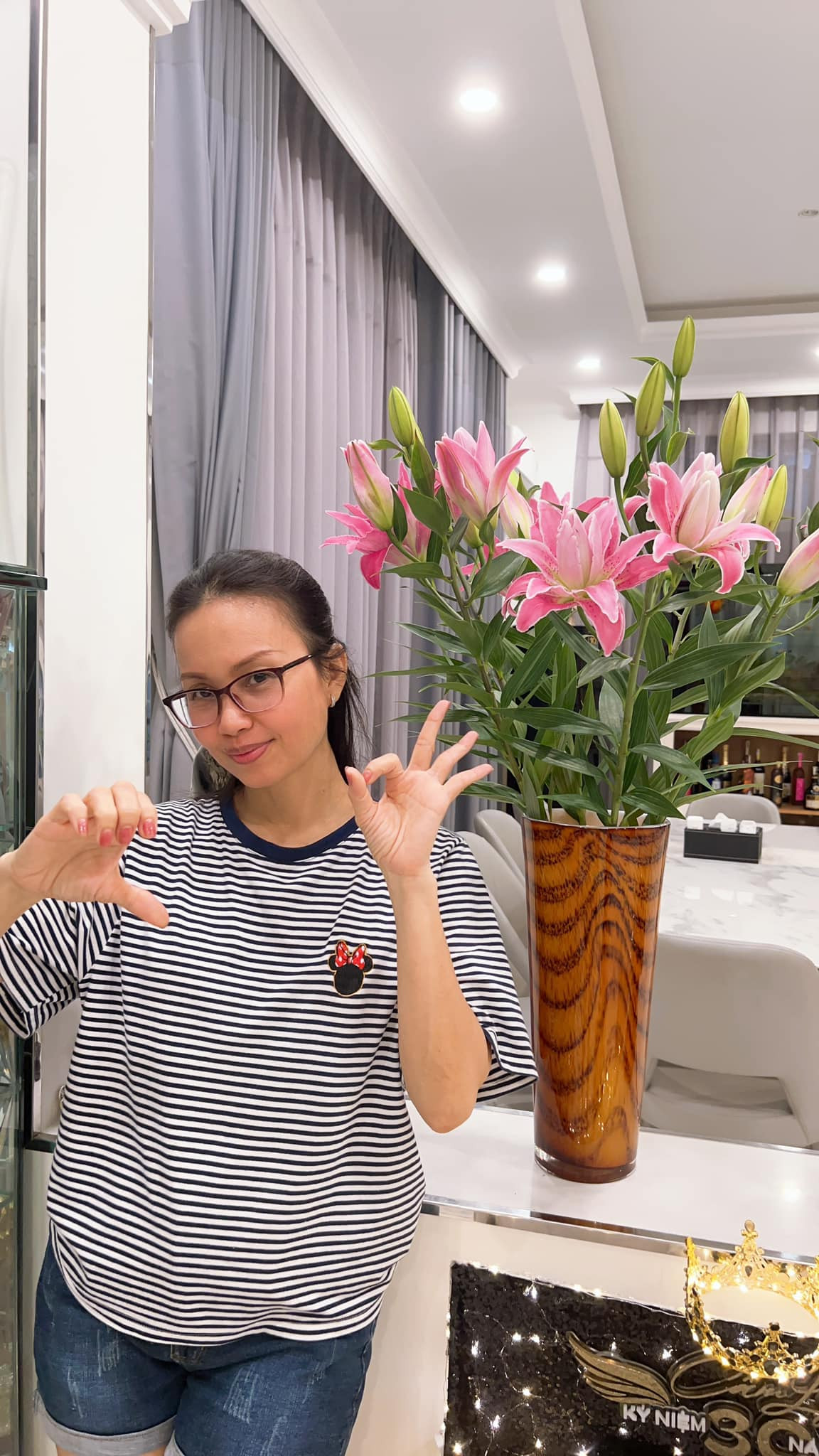 Cẩm Ly thường khoe những khoảnh khắc cô cắm hoa, nấu ăn, đi du lịch và trang trí nhà cửa.