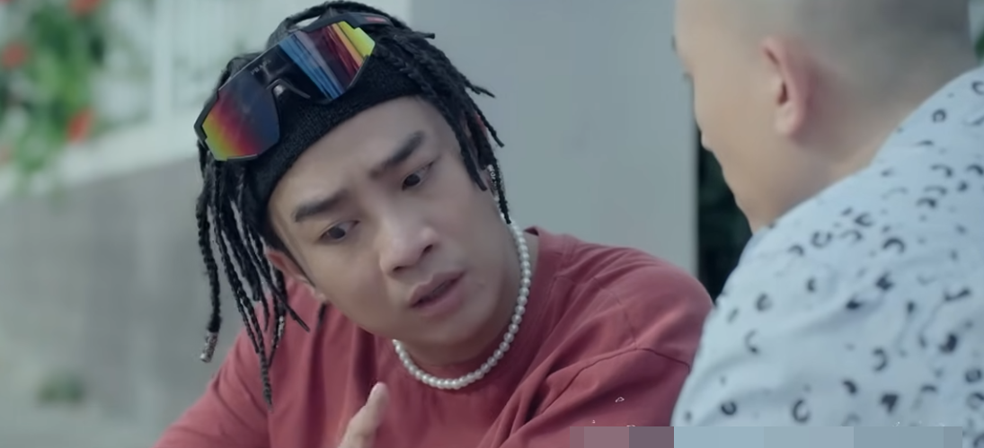 Tạo hình và diễn xuất ấn tượng của Đỗ Duy Nam trong phim Biệt dược đen. Ảnh: Chụp màn hình.