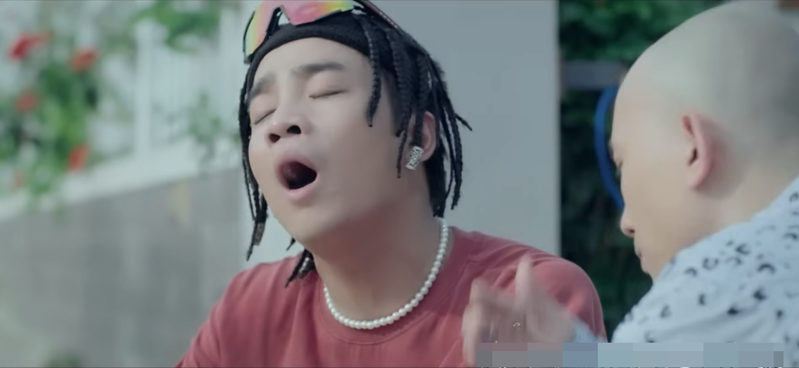 Tạo hình và diễn xuất ấn tượng của Đỗ Duy Nam trong phim Biệt dược đen. Ảnh: Chụp màn hình.