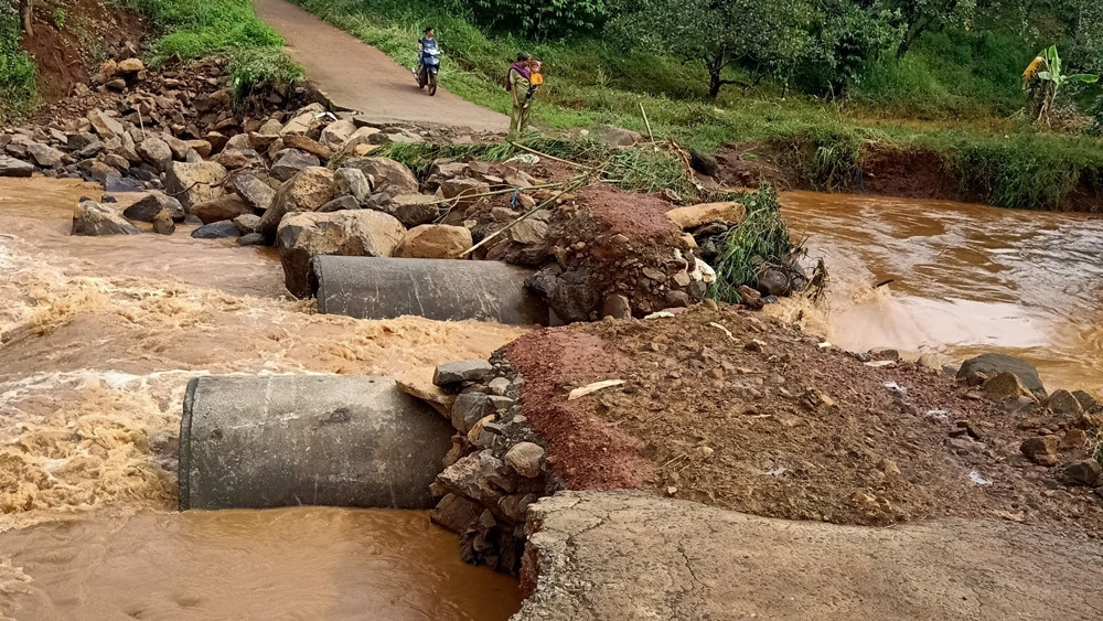 Đoạn đường hư ảnh hưởng đến đời sống người dân (ảnh: ĐC)