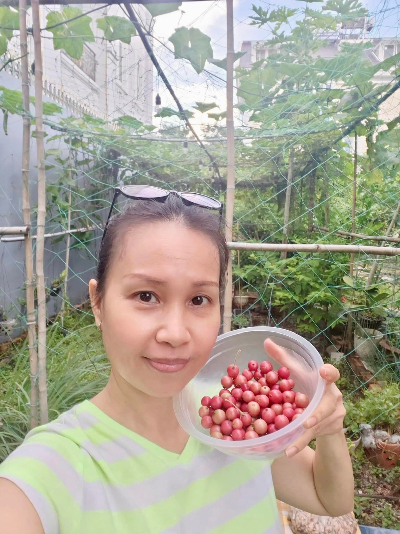 Cẩm Ly thường khoe những khoảnh khắc cô cắm hoa, nấu ăn, đi du lịch và trang trí nhà cửa.