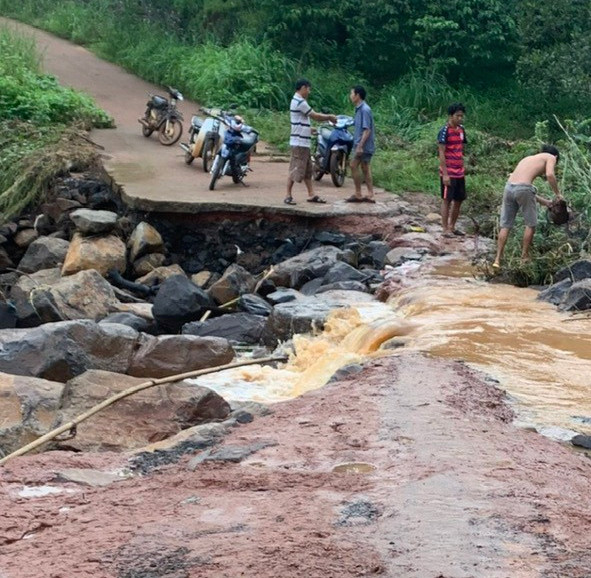 Mưa cuốn trôi một đoạn đường (ảnh: ĐC)