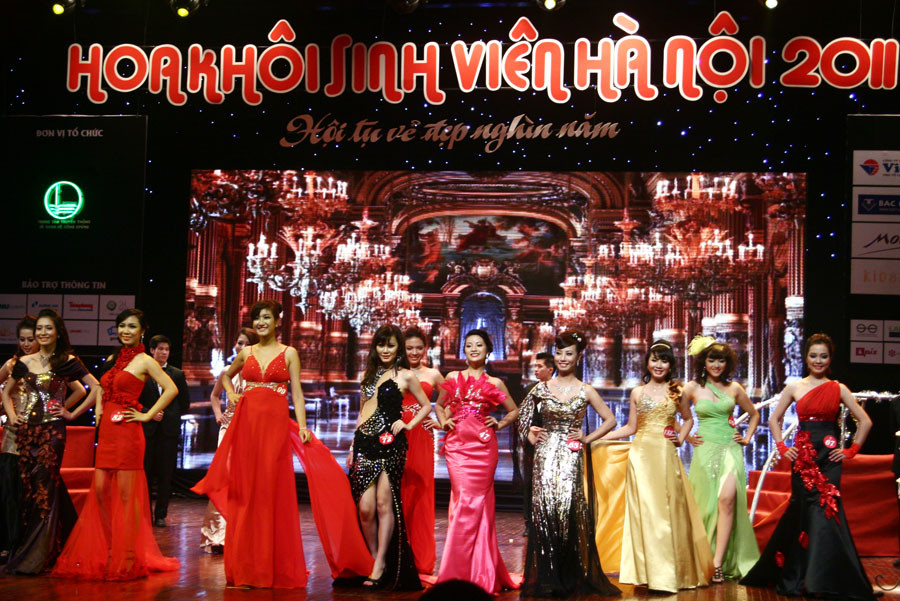 Phần trình diễn trang phục dạ hội được dàn dựng thành đêm dạ tiệc theo phong cách hoàng cung