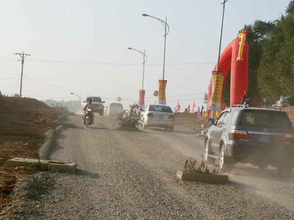 Đường khu vực xung quanh Làng văn hóa các dân tộc bụi mù mịt và không có nắp hố ga