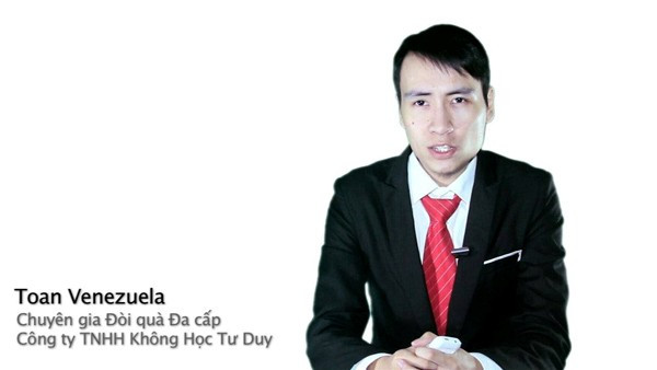 5. Đá xéo trong vlog: Vlogger Toàn Shinoda cũng tranh thủ cập nhật câu chuyện hot này trong tác phẩm mới nhất của mình. Dù nói về đề tài chính và đa cấp nhưng Toàn vẫn nhanh trí chen vào cụm từ 