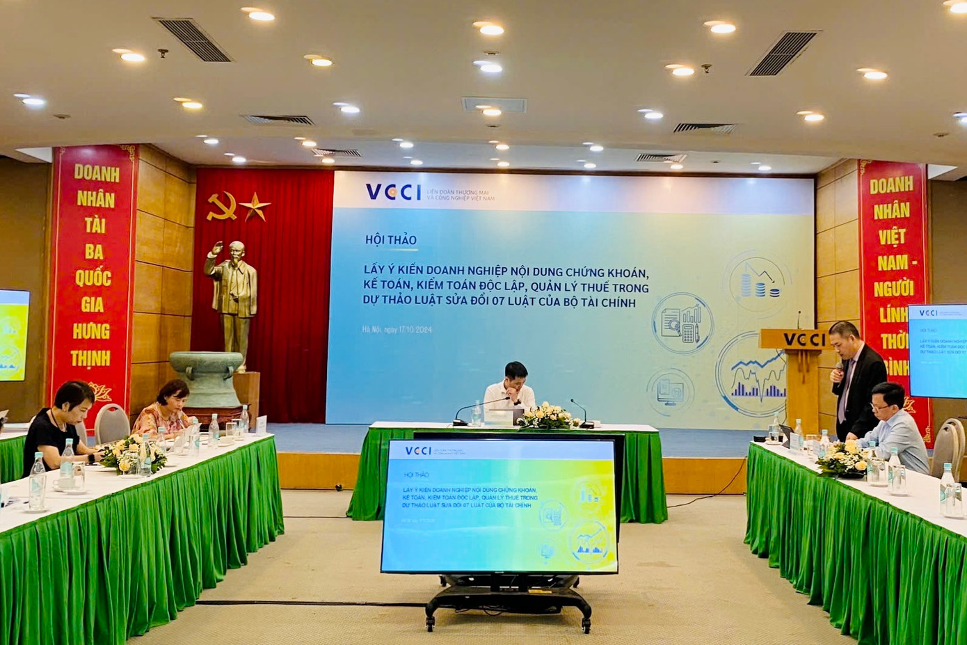 Quang cảnh hội thảo. Quang cảnh hội thảo.