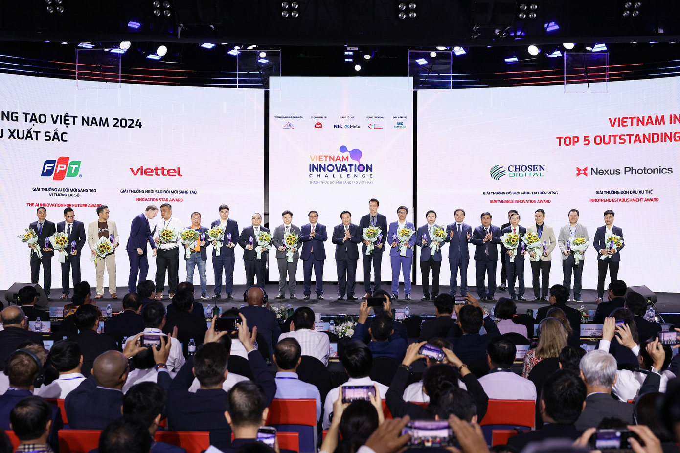 Thủ tướng vinh danh và chúc mừng 5 giải pháp xuất sắc "Thách thức đổi mới sáng tạo Việt Nam 2024". Thủ tướng vinh danh và chúc mừng 5 giải pháp xuất sắc "Thách thức đổi mới sáng tạo Việt Nam 2024".
