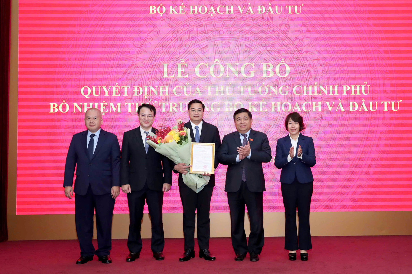 Ông Nguyễn Đức Tâm (giữa) nhận quyết định bổ nhiệm Thứ trưởng Bộ Kế hoạch và Đầu tư.