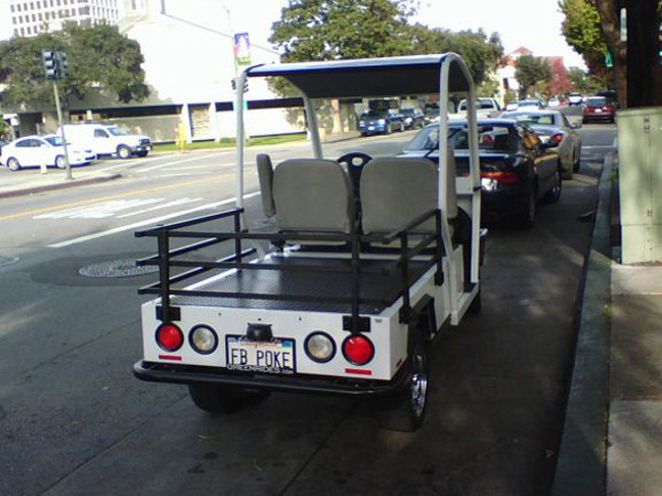 Xe của Zuckerberg mang biển số FB Poke . Xe của Zuckerberg mang biển số FB Poke